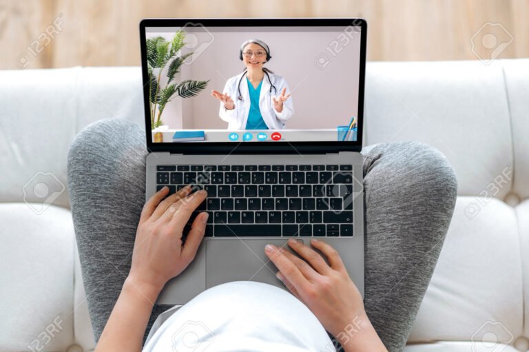 mujer embarazada consultando en computadora