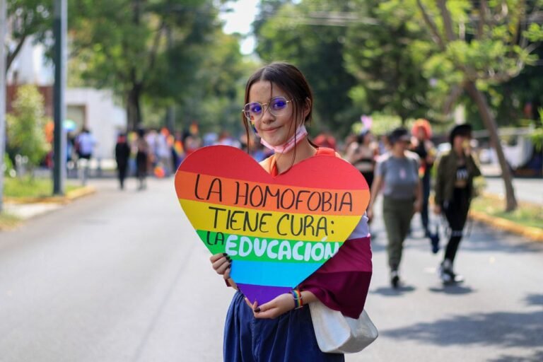 multitud diversa con etiquetas de nombres visibles