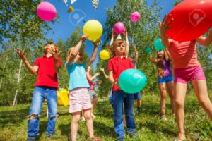 ninos sonrientes jugando en parque colorido