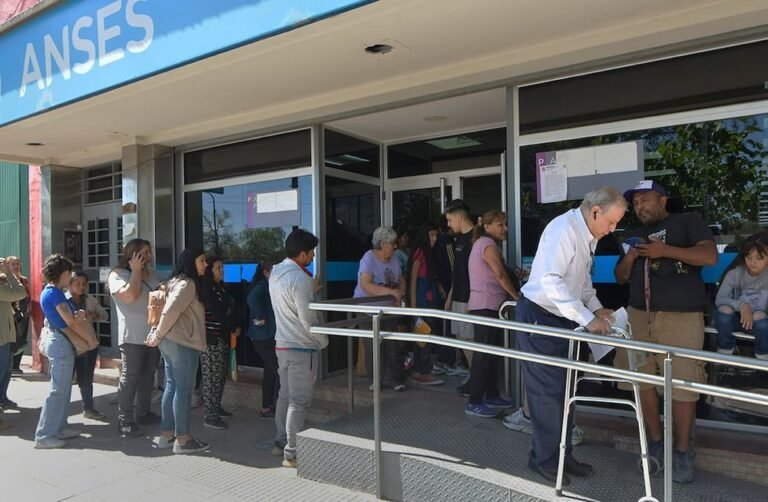 oficina anses con personas esperando turno