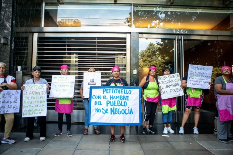 oficina de dni argentino con personas fila