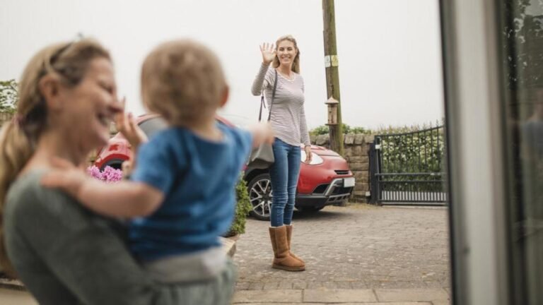 padres felices con ninos en guarderia