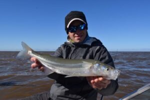 paisaje rio de la plata con pescadores