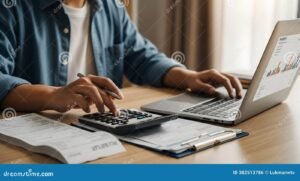 persona calculando finanzas con calculadora y laptop