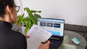 persona consultando aportes previsionales en laptop