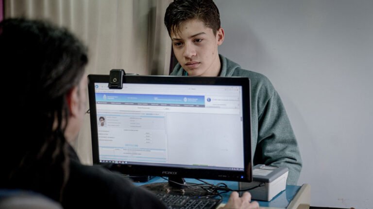 persona consultando documentos de identidad en computadora