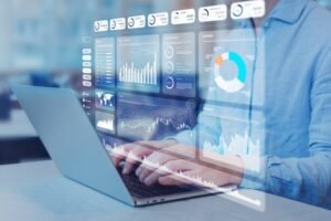 persona consultando estado financiero en laptop