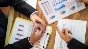 persona consultando finanzas con asesor financiero