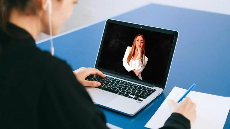 persona consultando pagos en computadora portatil