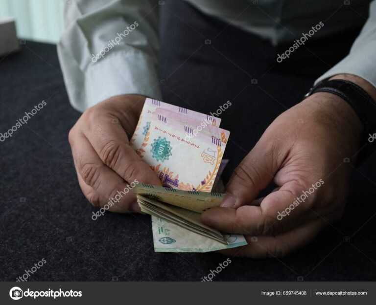 persona contando monedas en ambiente urbano argentino