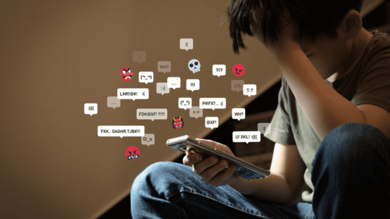 persona denunciando contenido en computadora