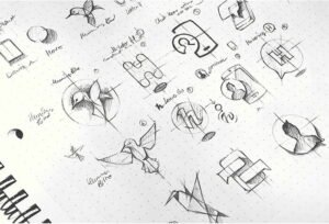 persona dibujando bocetos de logotipos creativos