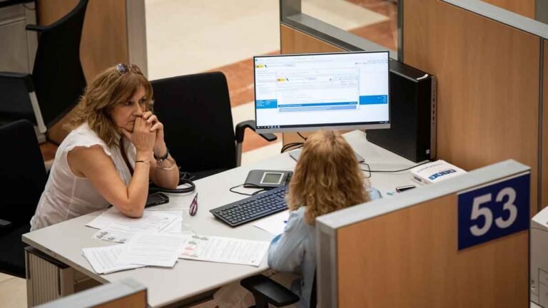 persona entregando documentos en oficina de pensiones
