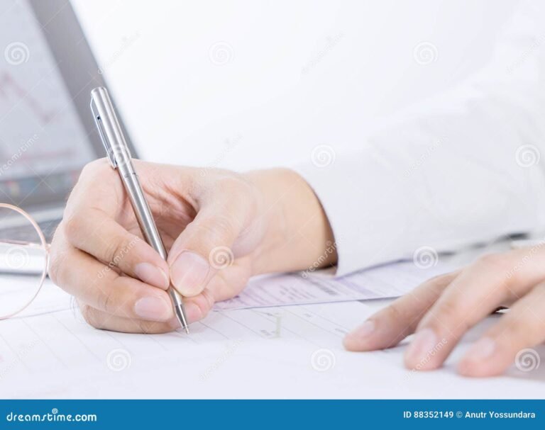 persona firmando documento financiero en oficina