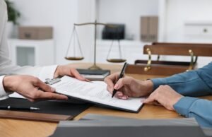 persona firmando poliza de seguro vida