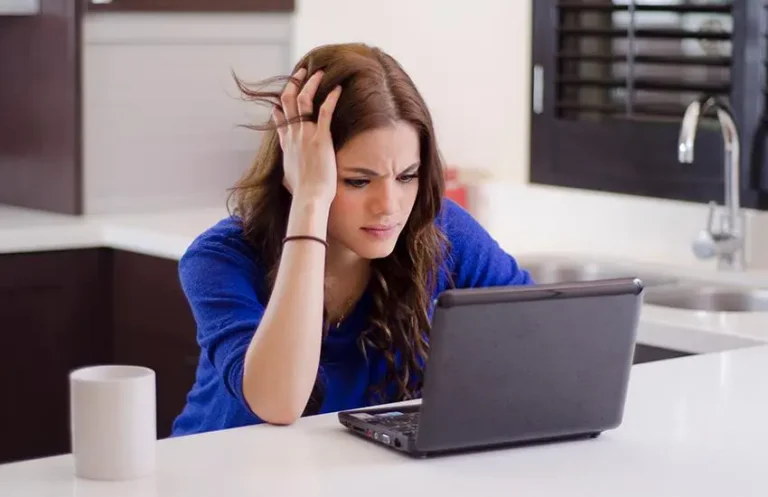 persona frustrada frente a computadora lenta