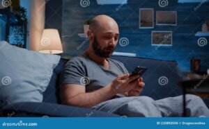 persona frustrada usando smartphone con factura digital