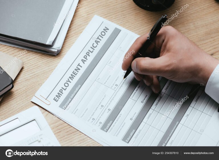 persona llenando formulario de empleo