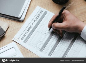 persona llenando formulario de solicitud social