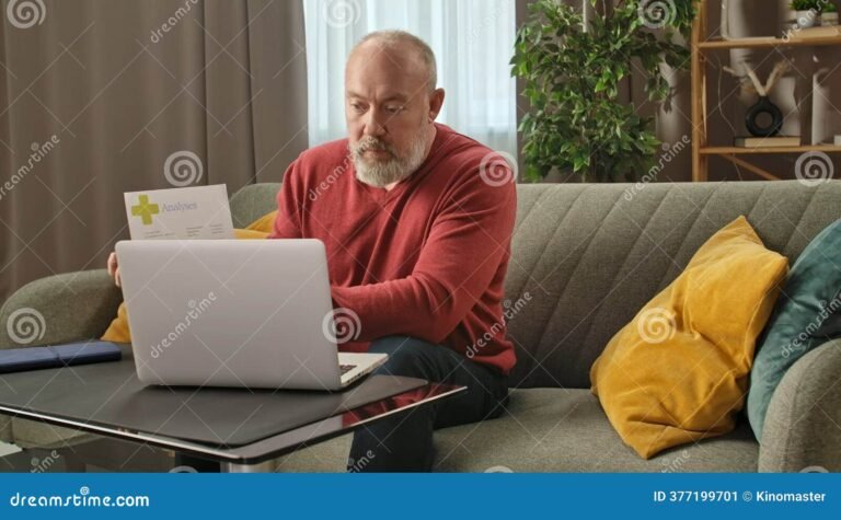 Qué documentos y requisitos se necesitan para iniciar la jubilación 9 persona mayor revisando documentos en casa