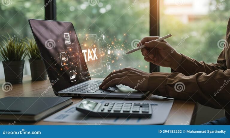 Cómo crear una planilla para control de gastos y ahorrar dinero 13 persona organizando finanzas con calculadora y laptop