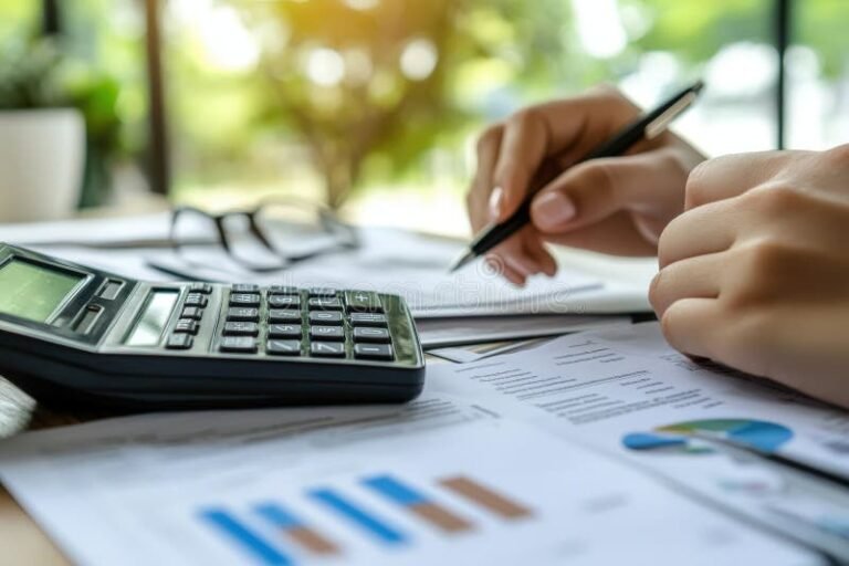 persona organizando finanzas con calculadora y papel