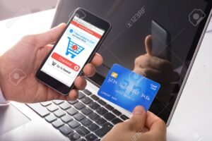 persona pagando con celular y tarjeta credito