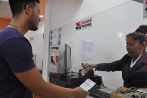 persona pagando factura de luz en tienda