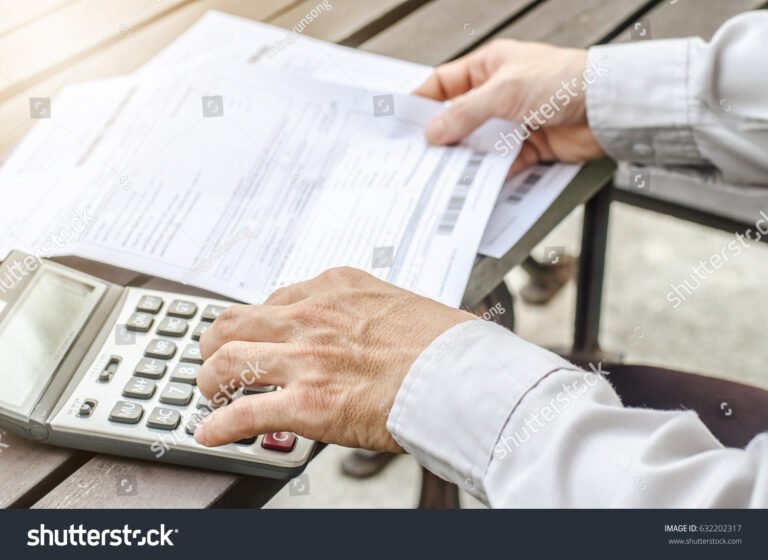 Qué significa estar en blanco siendo monotributista en Argentina 27 persona pensando con papeles y calculadora