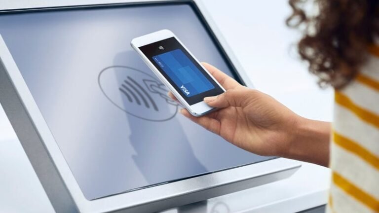 persona revisando recibo pagos digitales