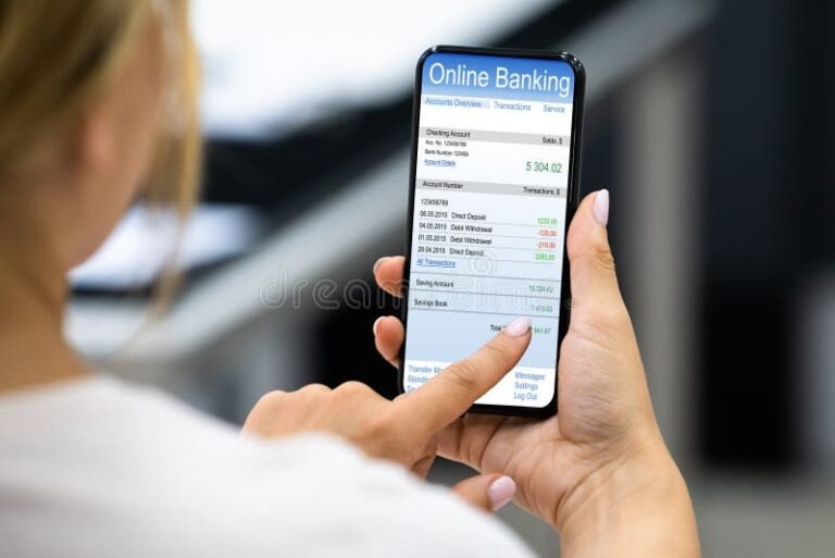 persona revisando su saldo bancario movil