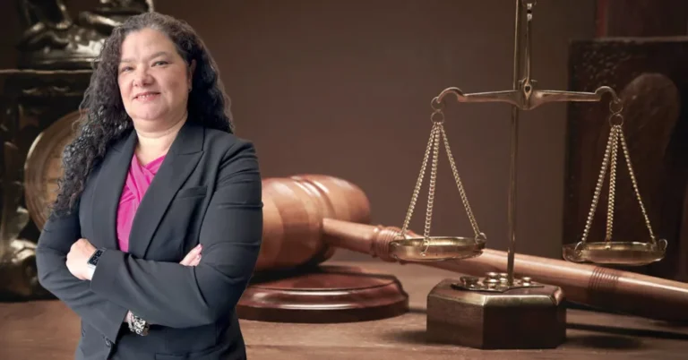 persona tachando lista de deudas pagadas