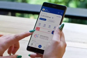 persona usando app de pago movil argentina