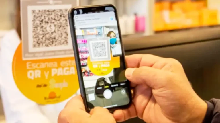 persona usando banca movil en smartphone