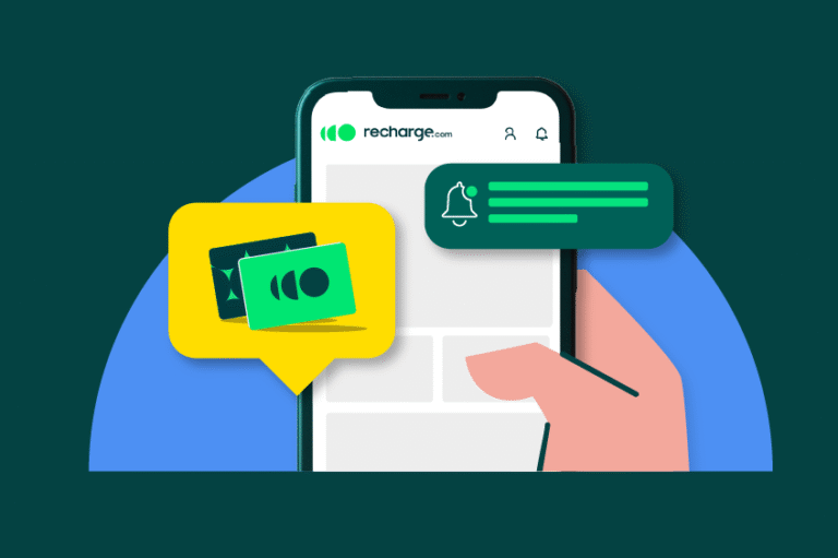 Cómo Pasar Crédito en Personal Fácil y Rápido Desde Tu Celular 13 persona usando celular con app de recarga