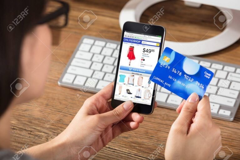 persona usando celular y tarjeta bancaria