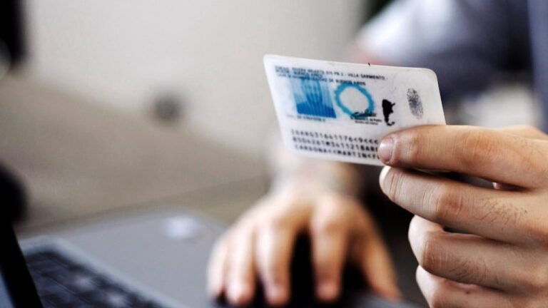 persona usando computadora con documentos argentinos