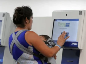 persona usando computadora con pagina anses abierta