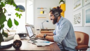 persona usando computadora con sitio web uthgra