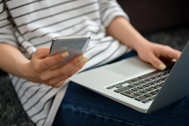 persona usando computadora para homebanking