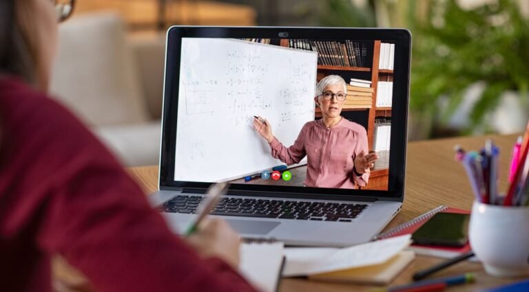 persona usando computadora para inscripcion online 1