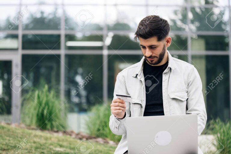 persona usando computadora para pagar servicios online