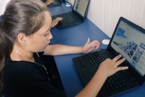 persona usando computadora para tramites online 6