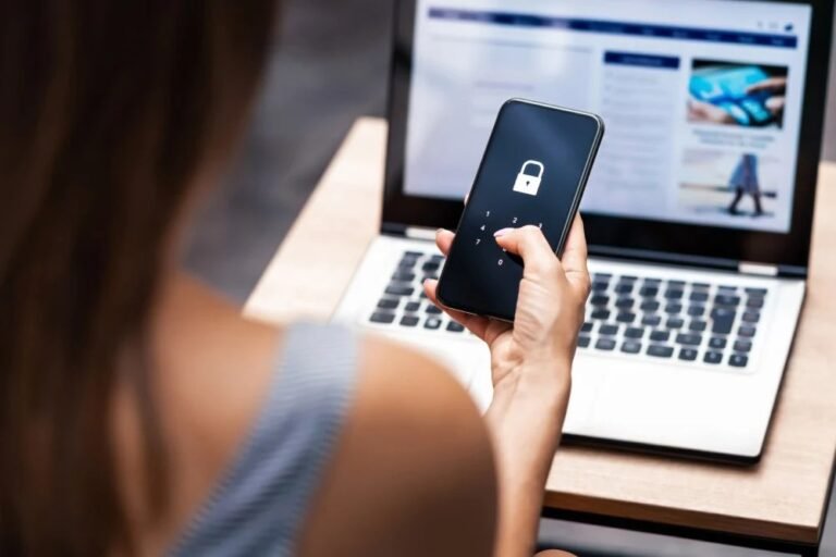 Cómo recuperar la clave fiscal de AFIP si la olvidaste 2 persona usando computadora y celular seguridad digital