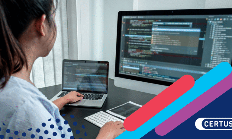 Cómo actualizar tus datos en Mi ANSES para potenciar tu trabajo 12 persona usando computadora y papeles administrativos