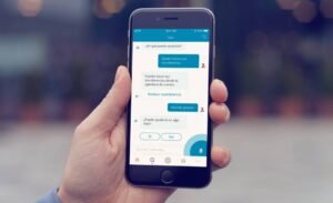 persona usando smartphone con app bancaria abierta