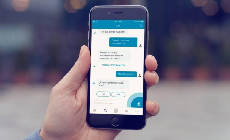 persona usando smartphone con app bancaria abierta