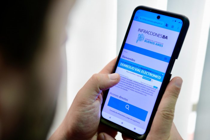 persona usando smartphone consulta multas online