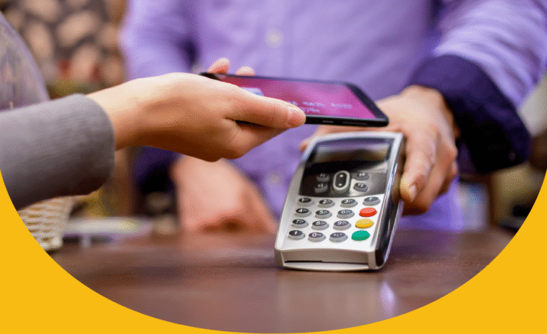 personas usando billeteras digitales moviles