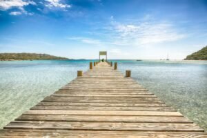 playa con muelle y paisaje maritimo marino